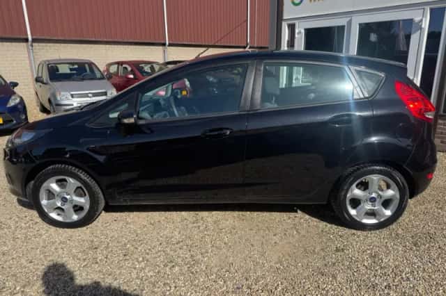 Ford Fiesta (2009) thumbnail 2