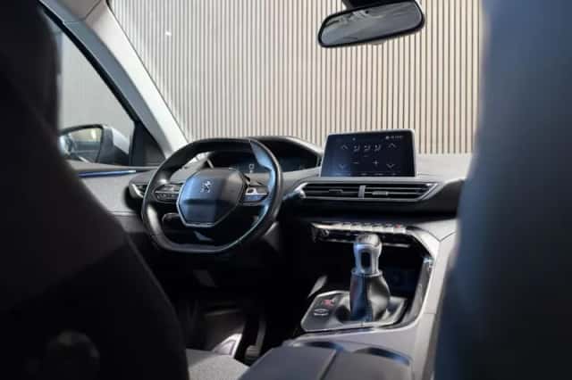 Peugeot 3008 (2017) thumbnail 3