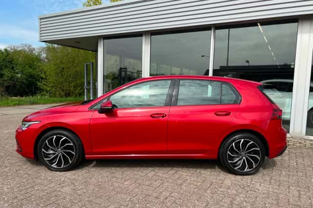 Volkswagen Golf (2022) thumbnail 2