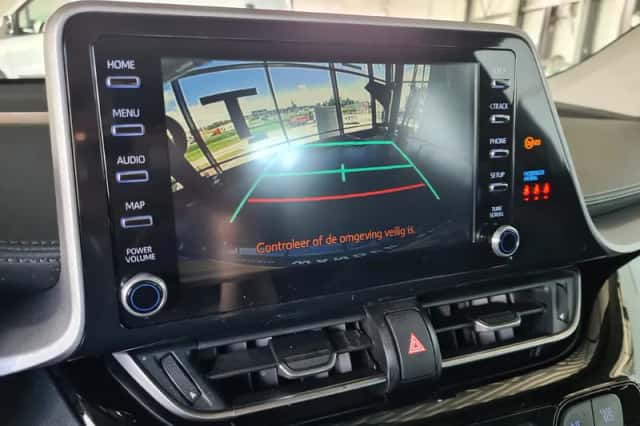 Toyota C-HR (2022) thumbnail 2
