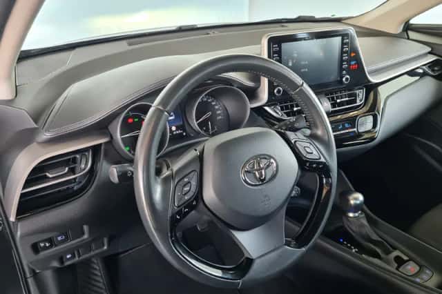Toyota C-HR (2022) thumbnail 4