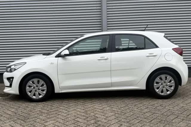 Kia Rio (2021) thumbnail 4