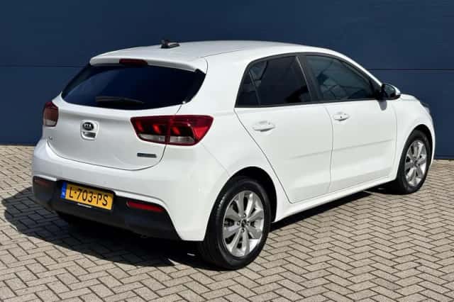 Kia Rio (2021) thumbnail 2