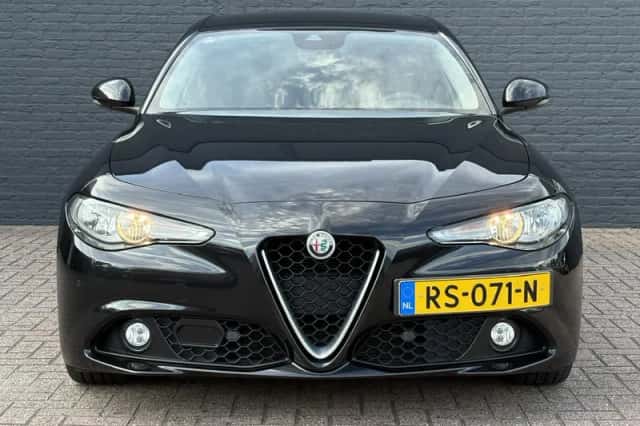 Alfa Romeo Giulia (2018) thumbnail 2