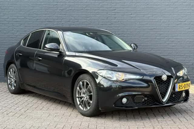 Alfa Romeo Giulia (2018) thumbnail 3