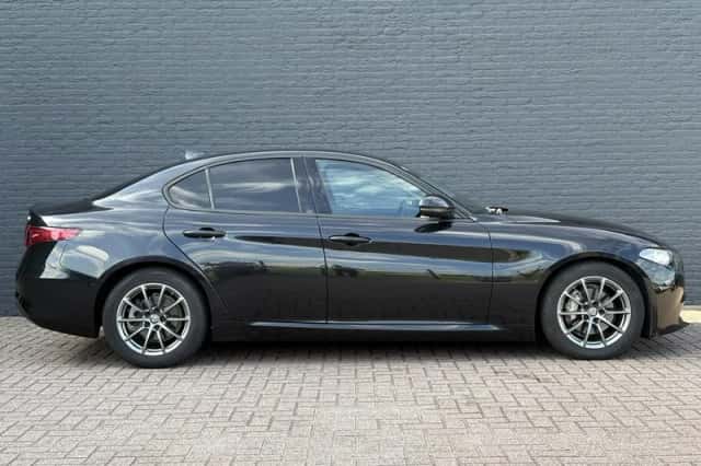 Alfa Romeo Giulia (2018) thumbnail 4