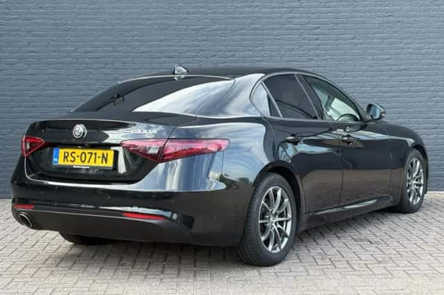 Alfa Romeo Giulia (2018) thumbnail 5
