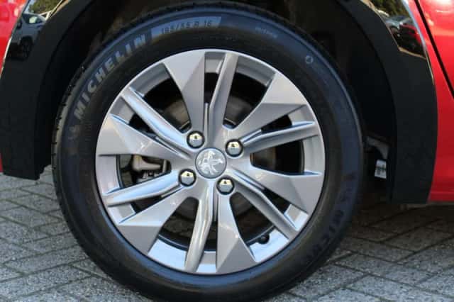 Peugeot e-208 (2023) thumbnail 6