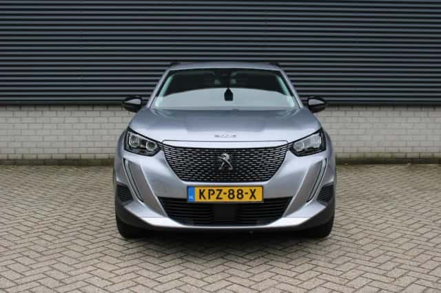 Peugeot e-2008 (2022) thumbnail 3