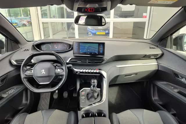 Peugeot 3008 (2023) thumbnail 4