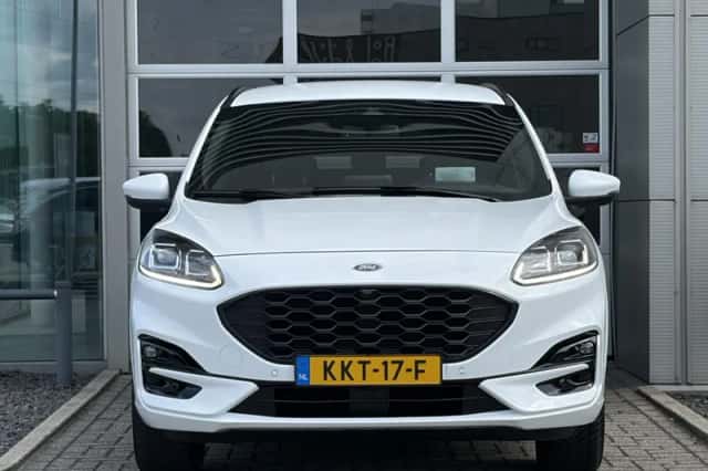 Ford Kuga (2023) thumbnail 2