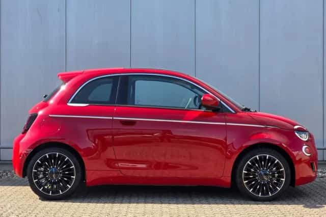 Fiat 500 (2024) thumbnail 4