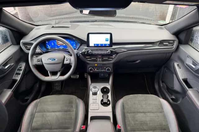 Ford Kuga (2023) thumbnail 3