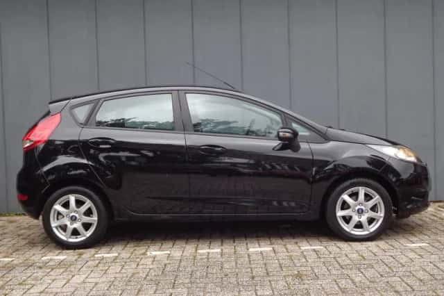 Ford Fiesta (2010) thumbnail 6