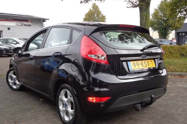 Ford Fiesta (2010) thumbnail 3
