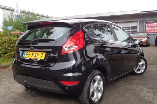 Ford Fiesta (2010) thumbnail 4