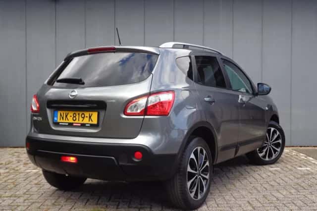 Nissan Qashqai (2011) thumbnail 3