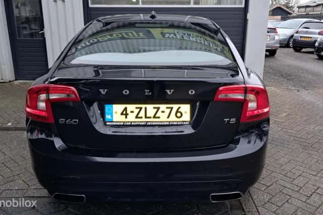 Volvo S60 (2015) thumbnail 4