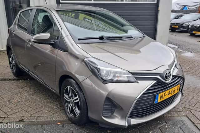 Toyota Yaris (2017) thumbnail 2