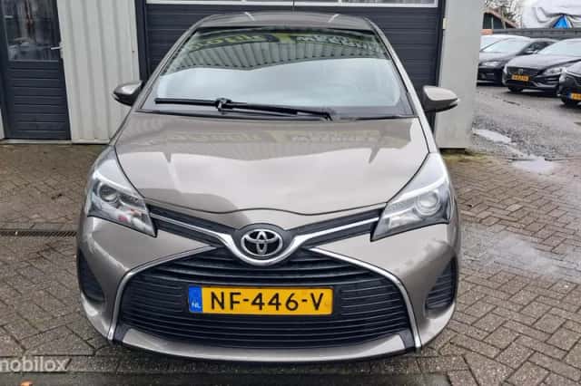 Toyota Yaris (2017) thumbnail 3