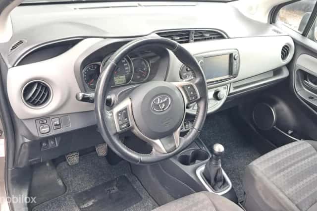Toyota Yaris (2017) thumbnail 5