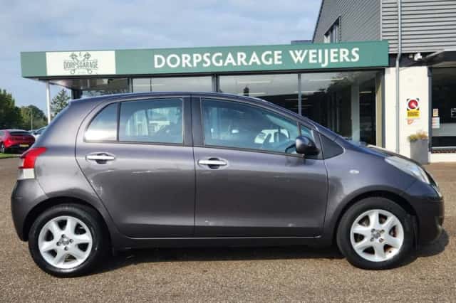Toyota Yaris (2011) thumbnail 5