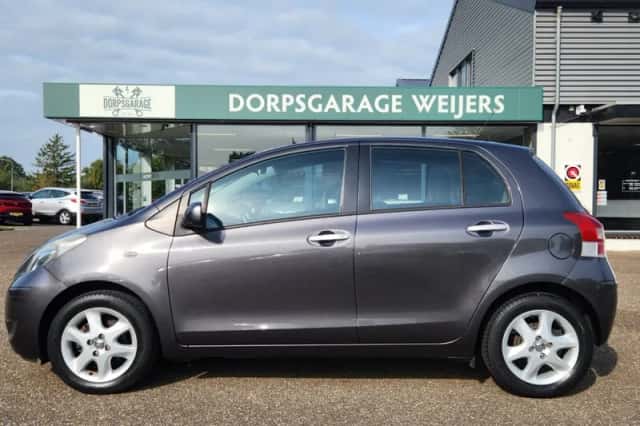 Toyota Yaris (2011) thumbnail 6