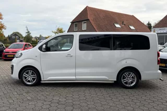 Peugeot Traveller (2018) thumbnail 3