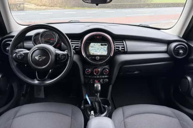 MINI Cooper (2016) thumbnail 3