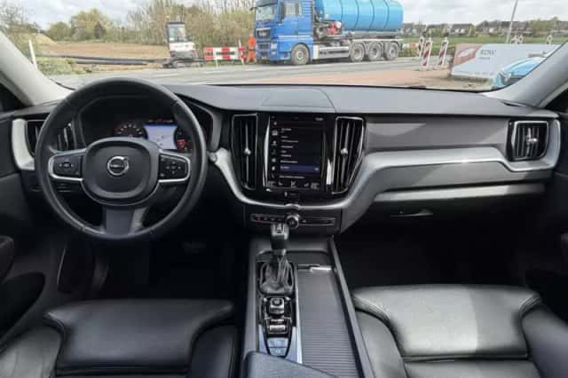 Volvo XC60 (2021) thumbnail 3