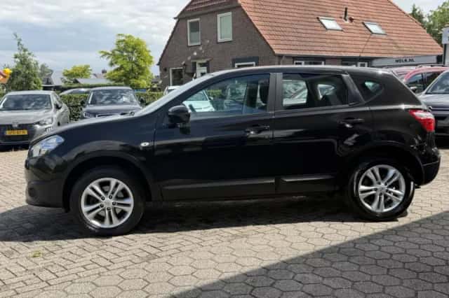 Nissan Qashqai (2010) thumbnail 3