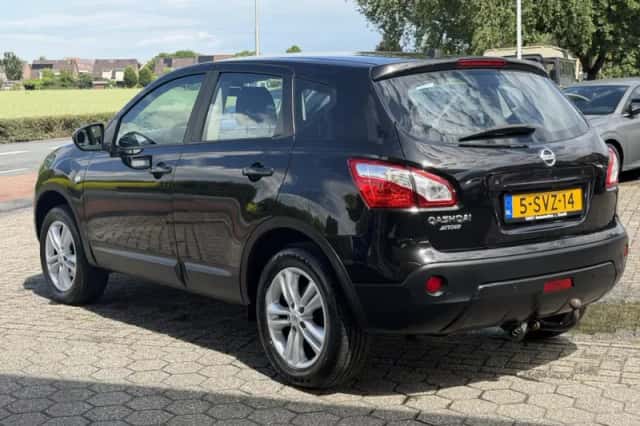Nissan Qashqai (2010) thumbnail 4
