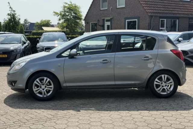 Opel Corsa (2010) thumbnail 2