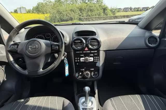 Opel Corsa (2010) thumbnail 3