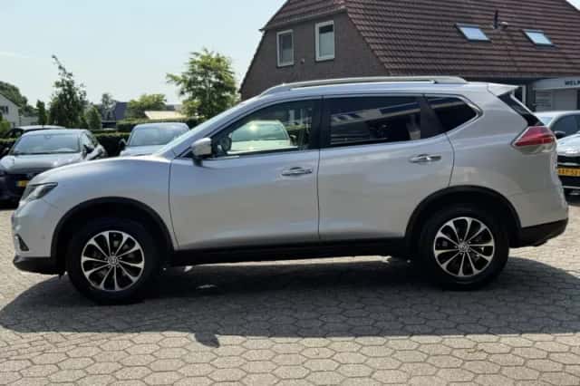 Nissan X-Trail (2018) thumbnail 2