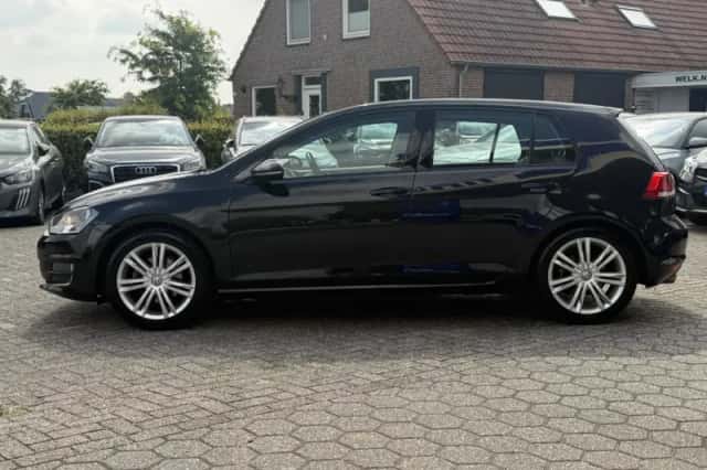 Volkswagen Golf (2016) thumbnail 2