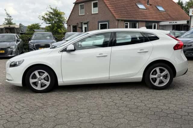 Volvo V40 (2015) thumbnail 2