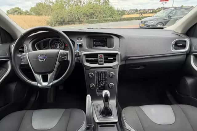 Volvo V40 (2015) thumbnail 3
