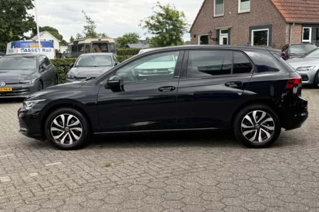 Volkswagen Golf (2022) thumbnail 2