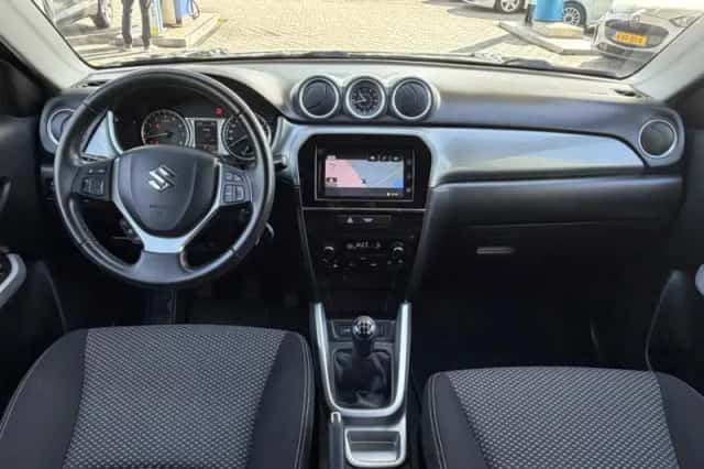 Suzuki Vitara (2015) thumbnail 3