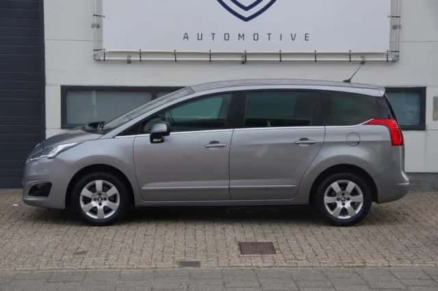 Peugeot 5008 (2016) thumbnail 2