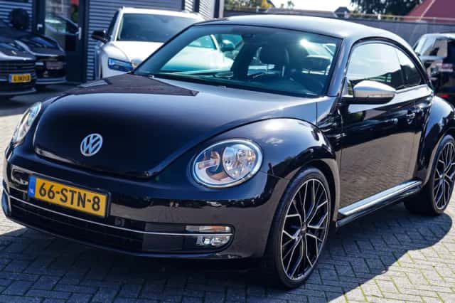 Volkswagen Beetle (2012) thumbnail 2