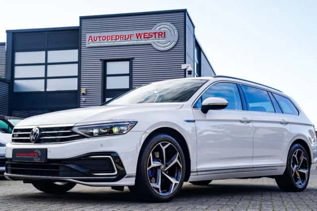 Volkswagen Passat (2020) thumbnail 1