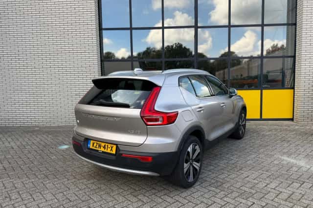 Volvo XC40 (2023) thumbnail 3
