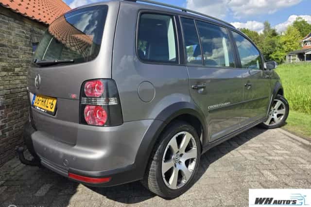Volkswagen Touran (2009) thumbnail 2