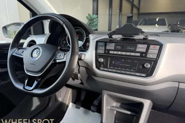Volkswagen Up! (2018) thumbnail 2