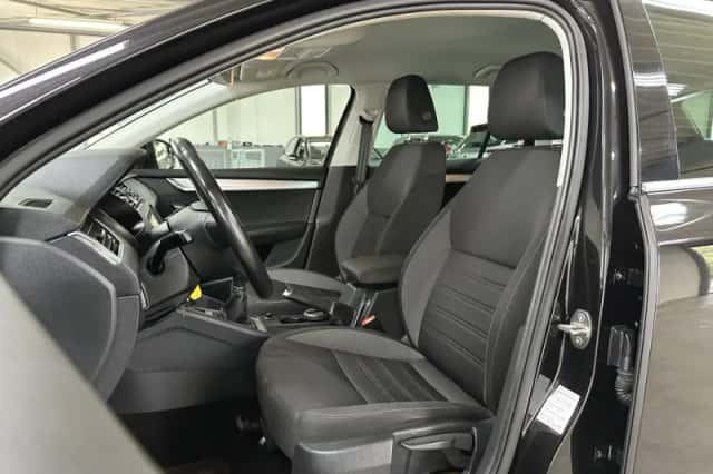 Škoda Octavia (2019) thumbnail 3