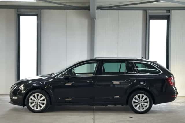 Škoda Octavia (2019) thumbnail 4