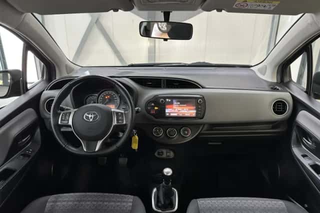Toyota Yaris (2014) thumbnail 2