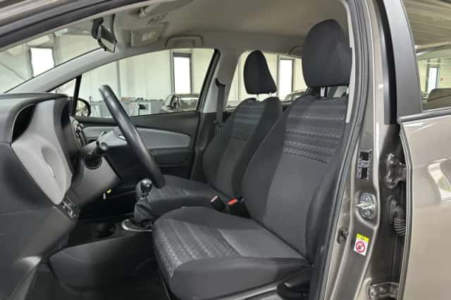Toyota Yaris (2014) thumbnail 3